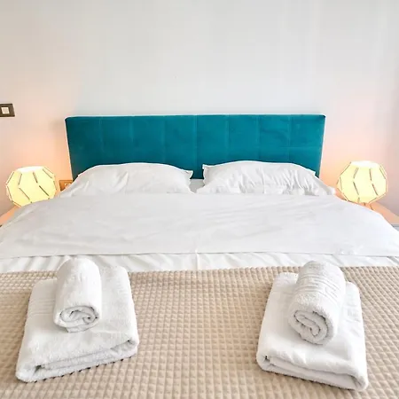 Seavibes - Pool & דירה Năvodari