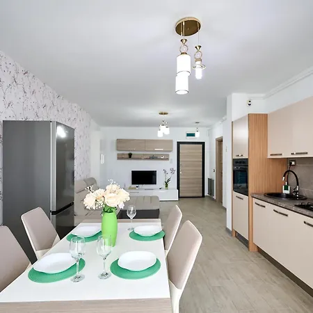 Seavibes - Pool & דירה Năvodari